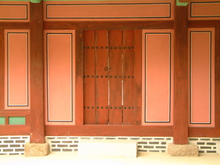 door at jongmyo (royal shrine), seoul