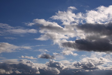 Fototapeta na wymiar czarne i białe chmury