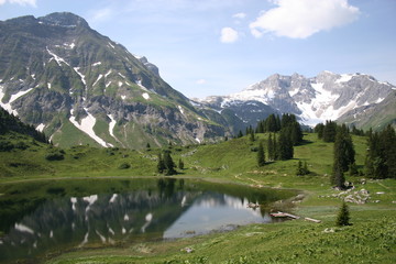 Fototapeta na wymiar górskie jezioro w wysokich górach
