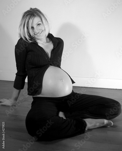 "femme enceinte assise par terre" photo libre de droits sur la banque d