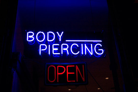 Naklejki body piercing sign