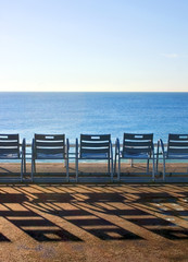 Fototapeta na wymiar niebieskie krzesła w Nicei - Francja - Lazurowe Wybrzeże