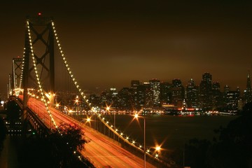 Fototapeta na wymiar Bay Bridge w nocy
