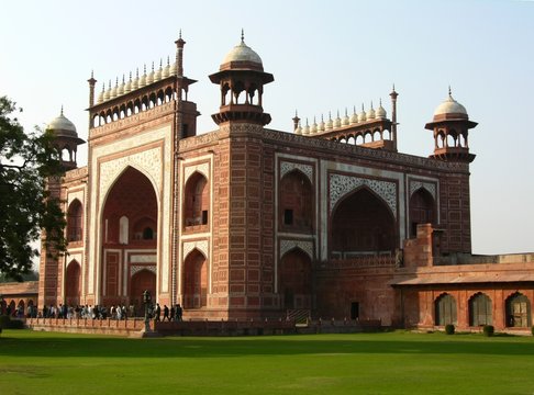 gate to taj mahal