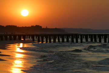 die wellenbrecher in der abendsonne