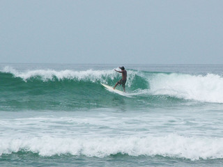 surfeur sur la vague