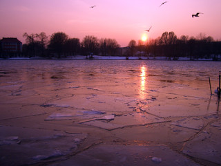 eisfläche bei sonnenuntergang