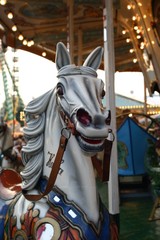 Fototapeta na wymiar karusell biały koń z drewna