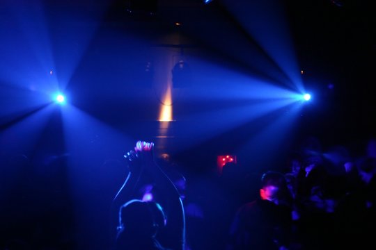tänzer im underground-club/disco