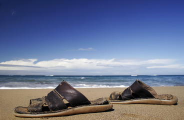 zapatos en la playa