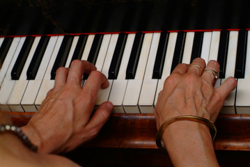 in die tasten gehauen