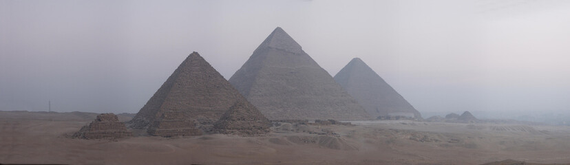 Fototapeta na wymiar Piramida panorama
