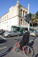 hassidic cyclist in jerusalem
