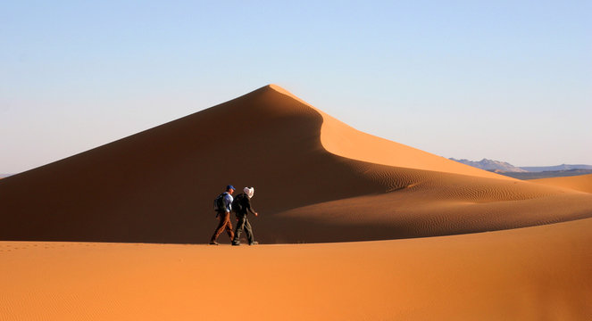 deux hommes dans l'immensité du désert