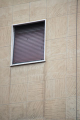 fenêtre avec rideau de fer