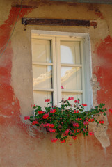 Fototapeta na wymiar Okno w ścianie czerwony