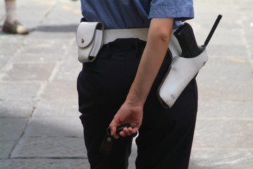 polizistin von hinten 1