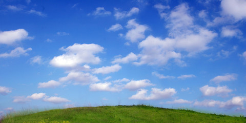 Obraz na płótnie Canvas background of sky and clouds above the hill