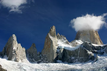 Fotobehang Cerro Chaltén fitz roy sous un tout petit nuage