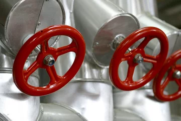 Cercles muraux Bâtiment industriel red valves with stainless steel pipes