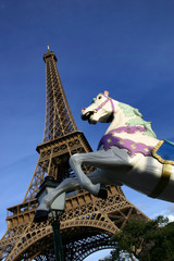 eiffel tower and the horse