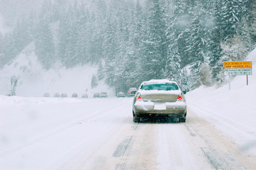 Obraz na płótnie Canvas górska droga w burzy śnieżnej