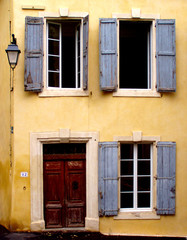 Fototapeta na wymiar Stary budynek z żółtymi ścianami
