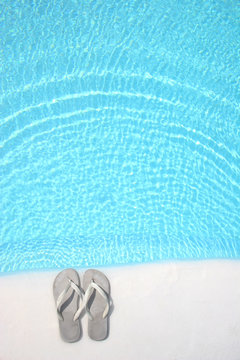 zapatos y piscina