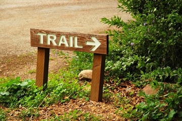 "trail" sign with arrow