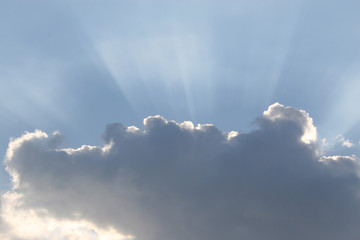 Fototapeta na wymiar promienie słońca i chmury