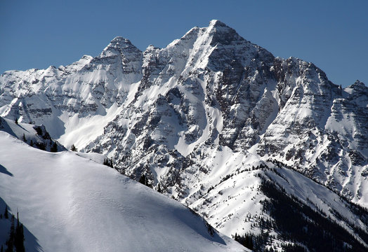 Fototapeta pyramid peak  in winter