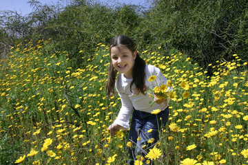 Fototapeta premium girl picking up flowers
