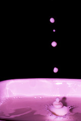 liquido rosa salpicando