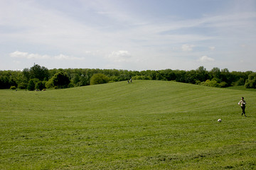 junge spielt fussball