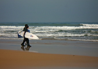 surfista paseando