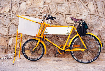 Fototapeta na wymiar bicicleta amarilla iii