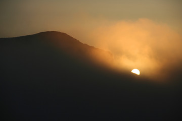 Fototapeta premium foggy sunrise over mesa