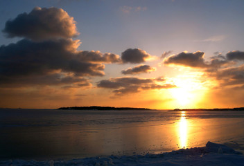 Fototapeta na wymiar zima morze zachód słońca