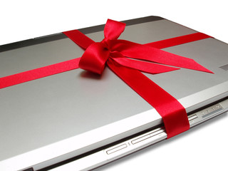 laptop mit roter schleife 1