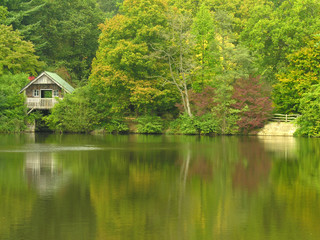 Fototapeta na wymiar boat house on a lake