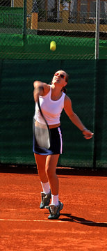 girl playing tennis
