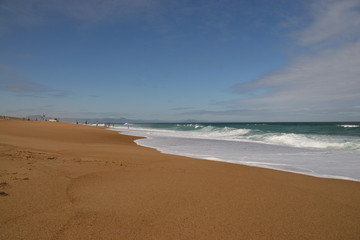 Fototapeta na wymiar vague sur la plage