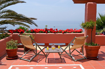 Fototapeta na wymiar taras, stół, krzesła i widokiem na morze
