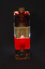 flaschen auf schwarz