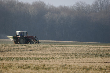 Fototapeta premium tracteur au champ.