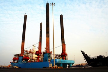 Fototapeta premium platform at abu dhabi port