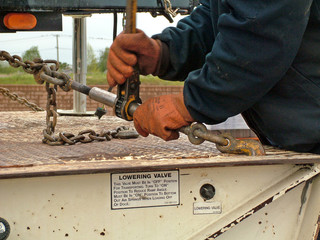 chain tie down, people at work