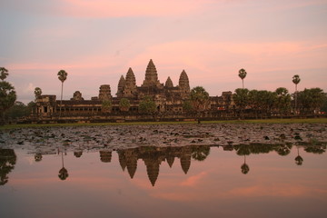 Fototapeta na wymiar Angkor Wat i zachód słońca