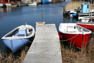 Fototapeta na wymiar dwie łodzie wiosłowe w internecie