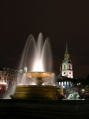 fountain - trafafalgar square by night